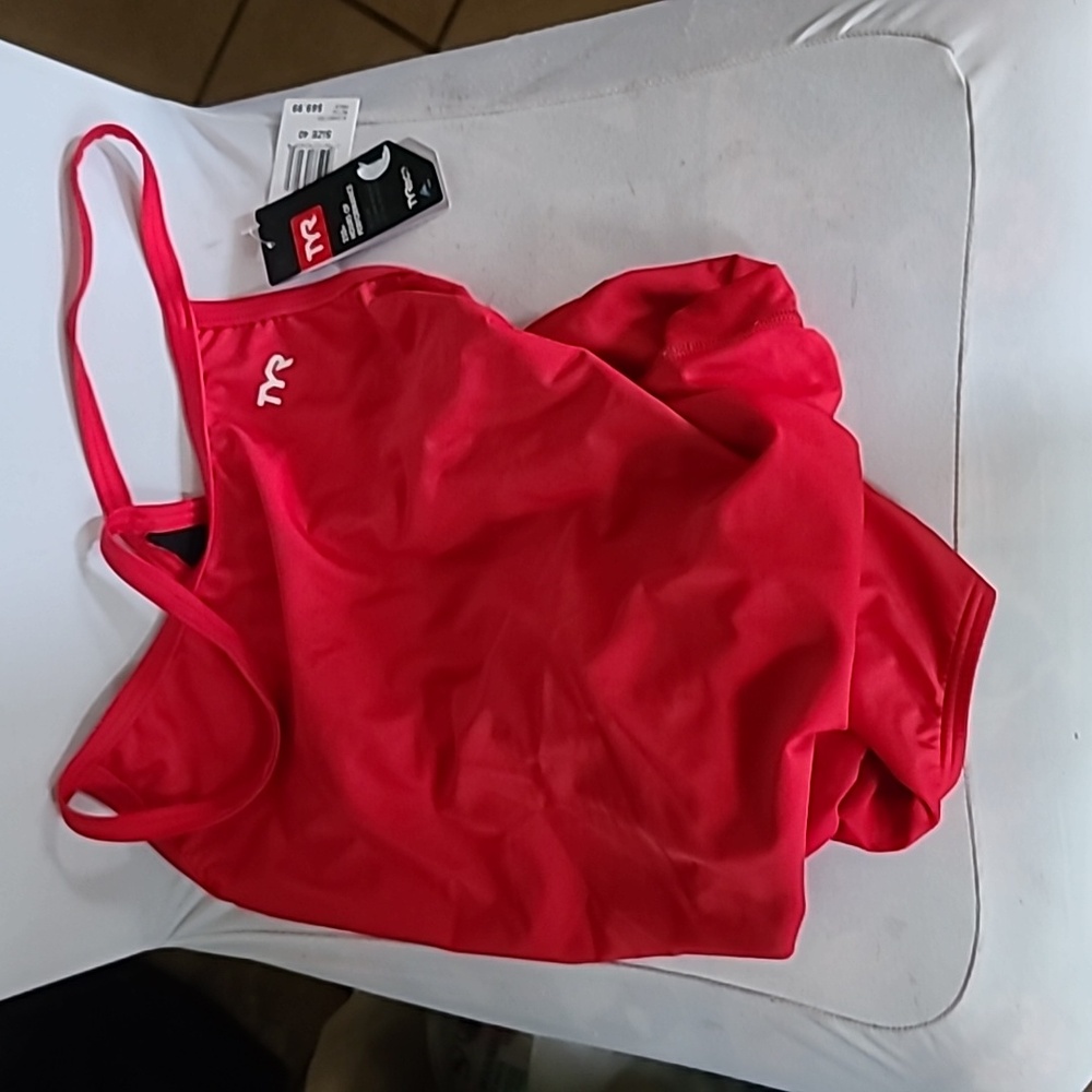 Women's one-piece swimsuit. Racer swim. Red. NWT.  Size 40. TYR